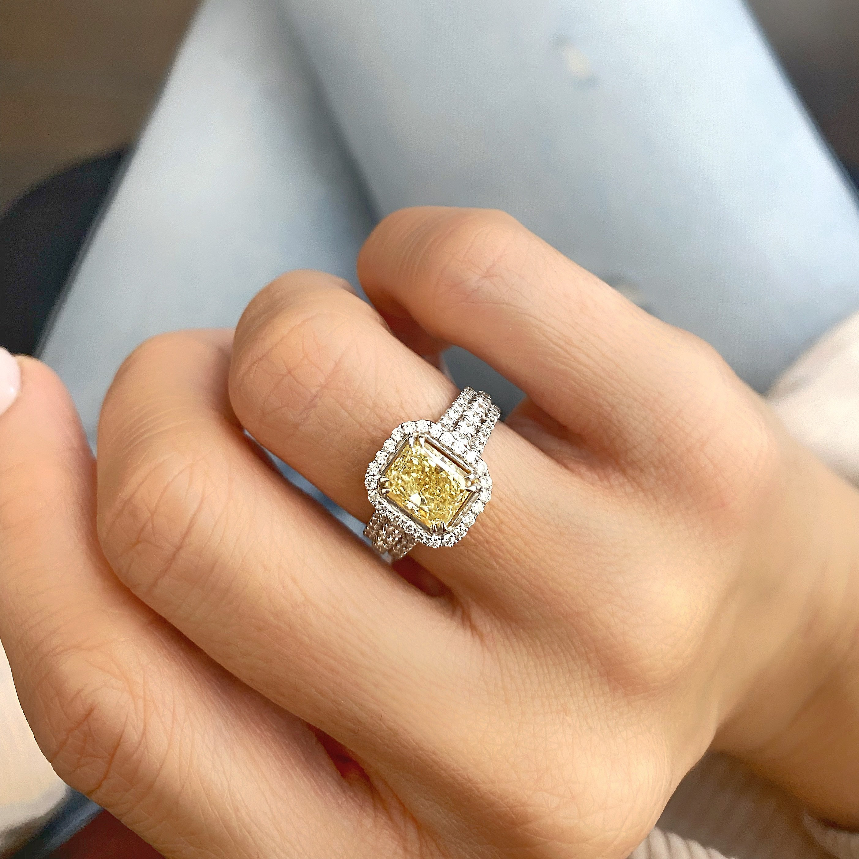 OOAK 2.00Diamante centrale a taglio radiante giallo fantasia