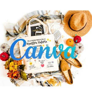 Può includere: Una borsa tote color crema con testo in italiano, un taccuino nero e mocassini beige. La borsa presenta un design blu con la parola "Canva". Sono visibili anche un cappello di paglia, zucche e fiori. Le scarpe misurano circa 23 cm.
