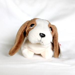 Beanie Babies dog Tracker. Vintage plushie toy, stuffed animal. Basset hound dog 1990s Nostalgia. Collectors toy dog, beige and brown.