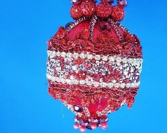 Rood en zilver OOAK handgemaakt kerstornament met rode strassteen, metalen rand en kralen (bol van 2,5 inch)