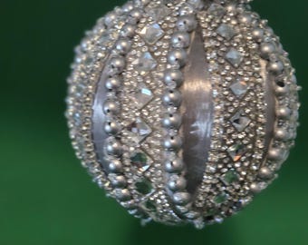 Strass och silverdetaljer dekorerar denna handgjorda julgranskulor i silversatin (7,5 cm boll)