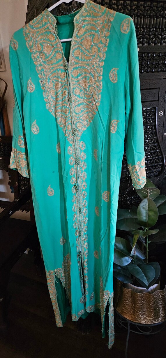 Green and gold long caftan with long sleeves and f