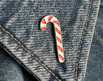 Pin de esmalte navideño de bastón de caramelo - Insignia de bastón de caramelo rojo y blanco - Broche festivo - Insignia de esmalte navideña para atuendos de fiesta