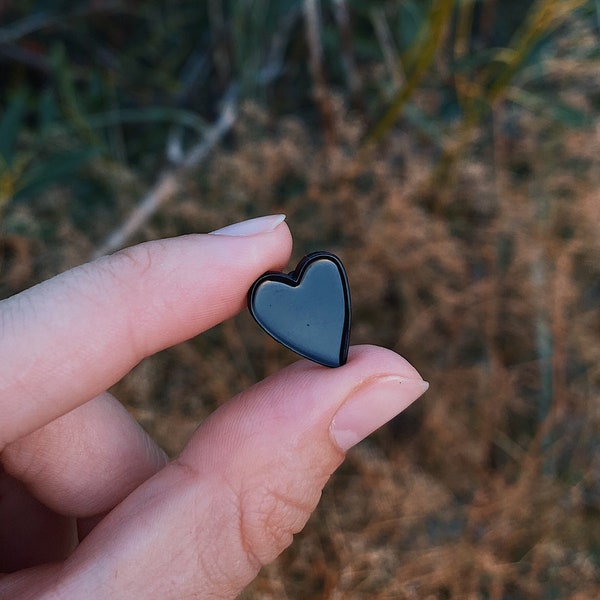 Herz Pin - kleines schwarzes Herz Pin - Emaille Pin - winziges Herz Revers Pin - Liebe Pin - niedliche Pin