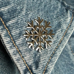 Snöflinga Silvermetallnål - Snöflingebrosch - Vintersnökristallmärke - Festlig frostig nål - Subtila eleganta julsmycken för vintern