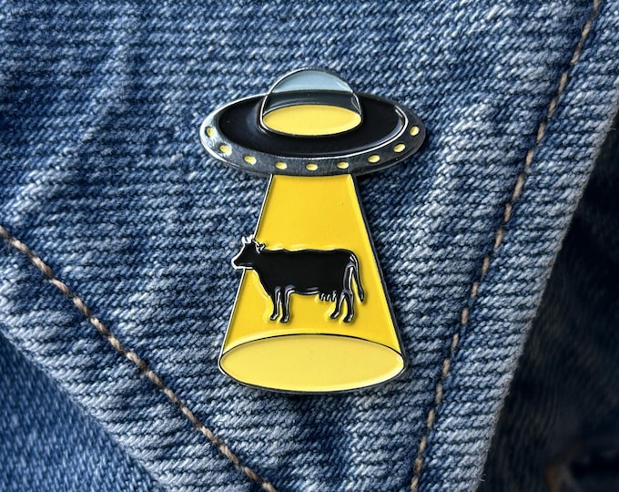 Ufo Cow Abduction Enamel Pin - Space Alien Cow Abduction Brooch - Cute Extraterrestrial Badge - Retro Sci-Fi Alien Pin - Alien Spaceship Pin