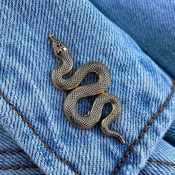 Pin de metal dorado de serpiente - Broche de esmalte de serpiente - Cobra - Insignia de Slytherin - Pin de Harry Potter - Pin de Nagini - Insignia de basilisco - Asp Viper Genesis