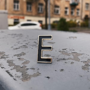Pin de esmalte con la letra E - Pin de solapa con la letra E - Parche con la letra inicial - Insignia del alfabeto - Pines de esmalte de la A a la Z - Pin de fuente