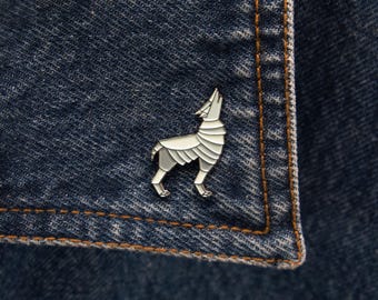 Iron Wolf Enamel Pin - Geležinis Vilkas Lithuania Pin Badge - Vilnius Legend Lapel Pin - Baltic Heritage Accessory - Lithuanian Gift
