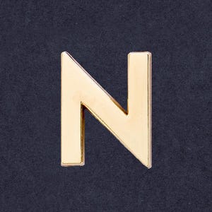 Pin de esmalte con la letra N dorada - Pin de solapa con el alfabeto - Pin con la letra dorada - Pin con la letra inicial - Regalo personalizado - Pin con fuente
