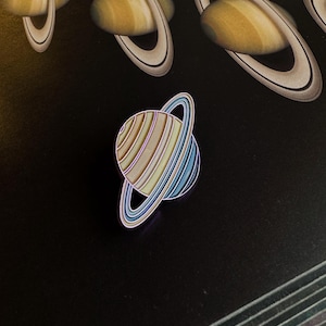 Broche de esmalte de planeta - Broche de lapela de Saturno - Presente para amantes da astronomia - Distintivo fofo de planeta