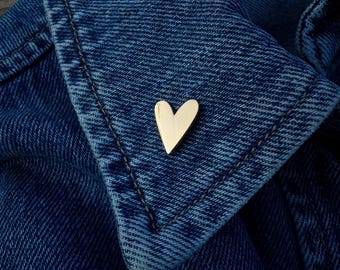 Hartspeld - kleine gouden metalen hartspeld - sierlijke gouden emaille pin - kleine hart pin - liefdesspeld - bruiloft gunsten pin - minimalistisch hart