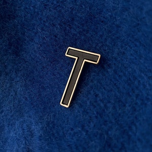 Pin de esmalte con la letra T - Pin de solapa con la letra T negra - Parche con la letra inicial - Insignia del alfabeto - Pines de esmalte de la A a la Z - Pin de fuente