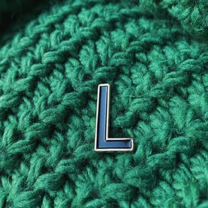 Pin de esmalte con la letra L - Pin de solapa con la letra L - Parche con la letra inicial - Insignia del alfabeto - Pines de esmalte de la A a la Z - Pin de fuente