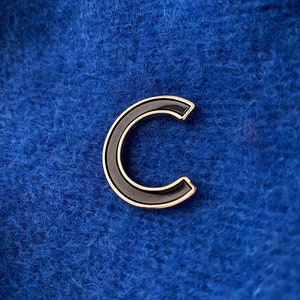 Pin de esmalte con la letra C - Pin de solapa con la letra C - Parche con la letra inicial - Insignia del alfabeto - Pines de esmalte de la A a la Z - Pin de fuente