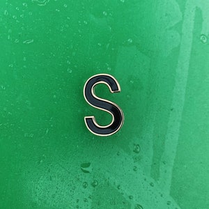 Pin de esmalte con la letra S - Pin de solapa con la letra S - Parche con la letra inicial - Insignia del alfabeto - Pines de esmalte de la A a la Z - Pin de fuente