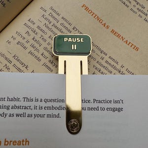 Enamel Bookmark Pause - Golden Book Accessory - Green Pause Button Metal Bookmark - Book Club Gift - Pause Book Clip - Enamel Book Marker *