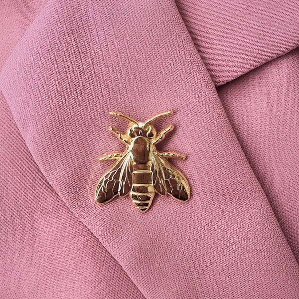 Golden Bee Enamel Pin - Bee Zinc Pin - Bee Button - Honey Bee Lapel Pin - Bee Lovers Pin - Nature Lovers pin