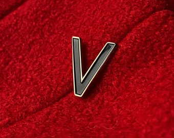 Spilla smaltata lettera V - Spilla nera lettera V - Patch lettera iniziale - Badge alfabeto - Spille smaltate A-Z - Spilla carattere