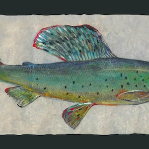 Puede incluir: Una pintura de una trucha con un cuerpo verde, azul y amarillo y aletas rojas y azules. El pez está sobre un fondo marrón claro con un sello rojo que dice "関林".