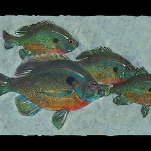 Puede incluir: Una pintura de cuatro peces verdes, azules y naranjas nadando en un fondo azul claro.