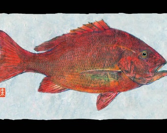 Könnte beinhalten: Eine lebendige rote Fischillustration auf strukturiertem Papier. Der Fisch mit offenem Maul und detaillierten Schuppen ist vor einem hellblauen Hintergrund platziert. Das Kunstwerk weist einen traditionellen Stil mit einem kleinen roten Stempel in der Ecke auf.