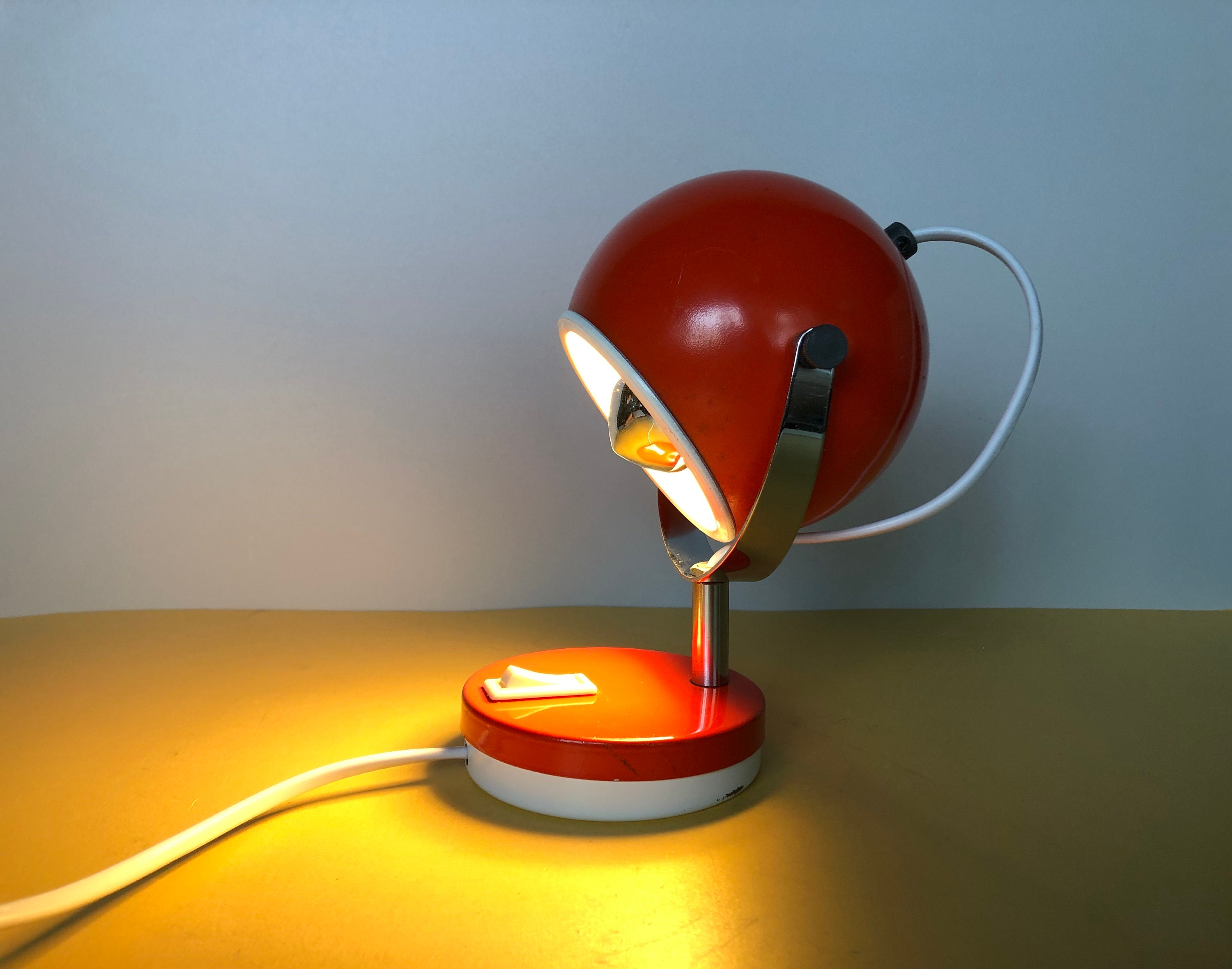Orange eyeball lamp -  France