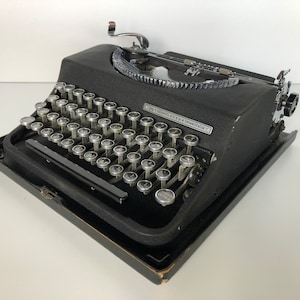 VINTAGE69 - Olivetti MP1 Invicta - ing. c. olivetti e c.s.p.a. ivrea Italia - Made in Italy - 1948 - Portable mechanical typewriter