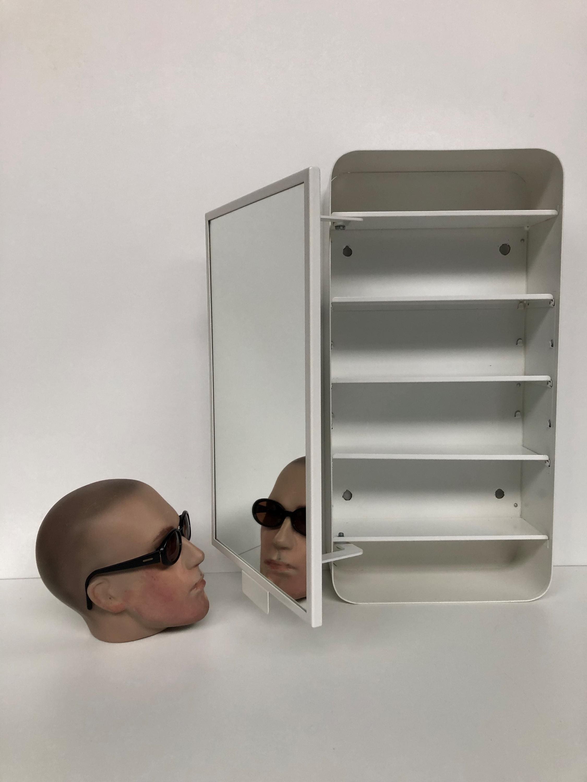 IKEAイケア　GUNNERN 鍵付きキャビネット　救急箱 IKEAイケア GUNNERN 鍵付きキャビネット 救急箱 - メルカリ