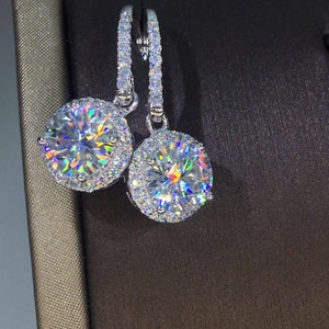 Pendientes de moissanita con halo de 2,0 quilates y engaste en garra. Oro blanco macizo de 18 quilates. Oro amarillo. Oro rosa.