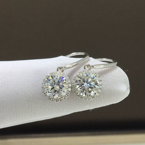 Pendientes de moissanita con halo de 2,0 quilates y engaste en garra. Oro blanco macizo de 18 quilates. Oro amarillo. Oro rosa.