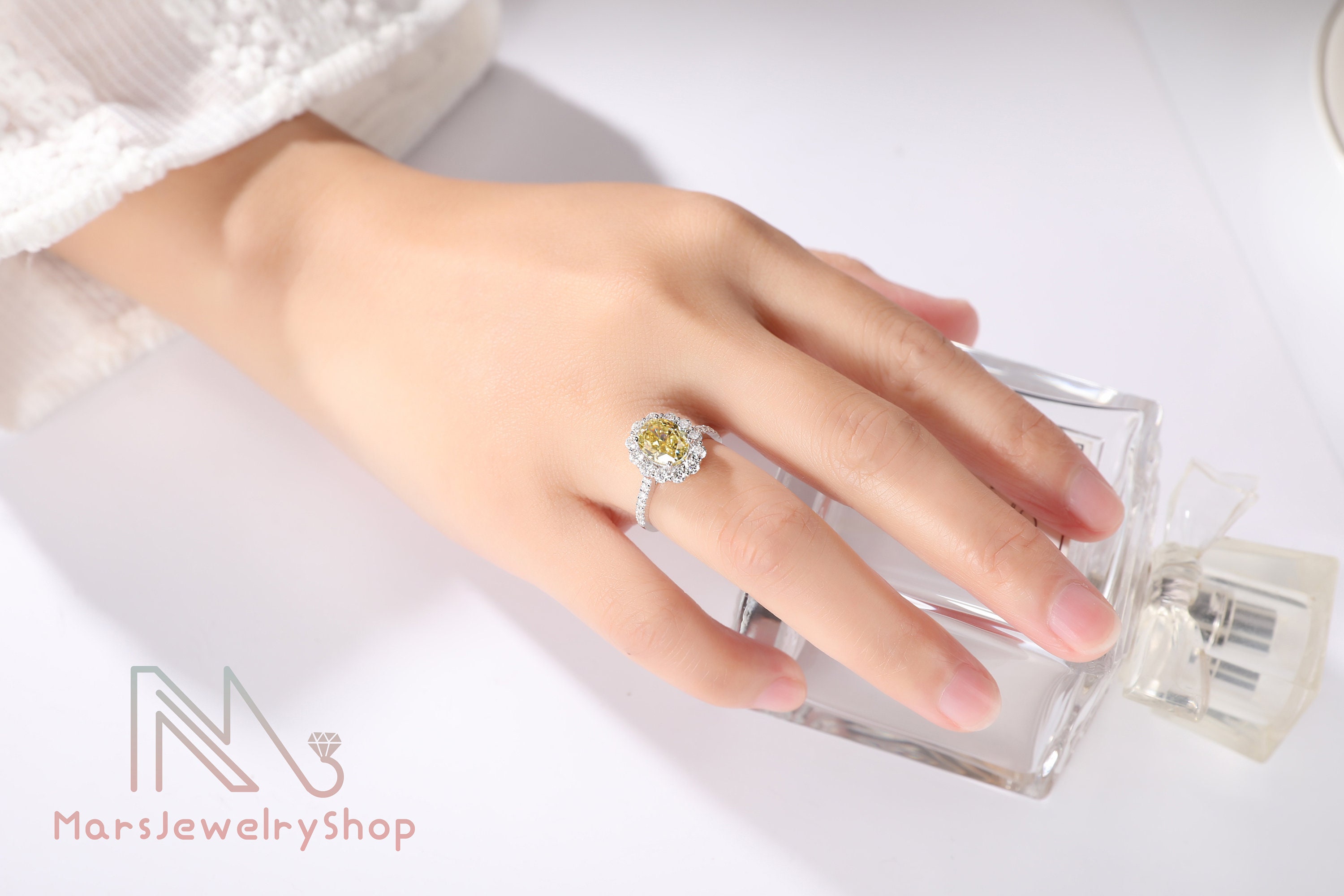 オーバルダイヤモンドリング 2ct イエローゴールド モアサナイト