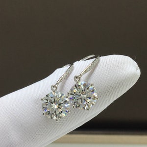 Pendientes de Moissanita Drop 4.0 CT Corte Redondo Ajuste de púas Oro blanco macizo de 18 quilates Oro amarillo Oro rosa