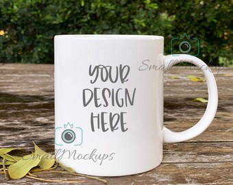 Maqueta de taza blanca al aire libre de 11 oz, maqueta de taza de café rústico de jardín rural, maqueta de taza de café de verano, fotografía de stock con estilo, foto de taza