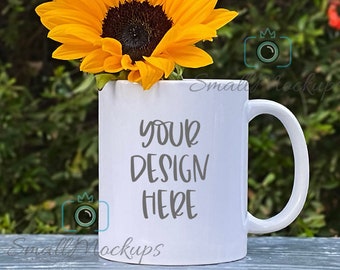 Mockup tazza bianca, mockup prodotto esterno girasole, tazza da 11 oz all'aperto, mockup tazza di caffè rustico, mockup tazza, foto mock up di design grafico