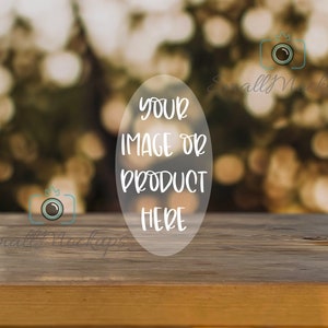 Peut inclure: Un dessus de table en bois avec un arrière-plan flou de lumières bokeh. Le texte "YOUR IMAGE OR PRODUCT HERE" est écrit en blanc sur un cercle transparent.