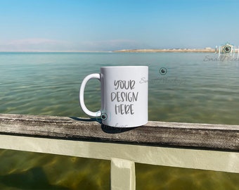 Rustikale Sommer Strandtasse Mockup Hintergrund, Ozean Produkt Mockup, Outdoor Sommer 11oz weiße Tasse, Außen Sonne Kaffee Tasse Mockup, Tasse Mockup