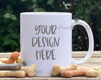 Weißer Kaffeebecher Mockup mit Hund Knochen, Außerhalb Becher Mockup, Pet Mockup, im Freien 11oz Becher, Hundebesitzer rustikale Kaffeebecher Mockup, Tasse Mockup