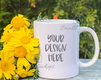 Mockup tazza bianca, fiore di margherita fuori prodotto Mockup, tazza da 11 oz all'aperto, mockup tazza di caffè rustico, mockup tazza, foto mock up di design grafico