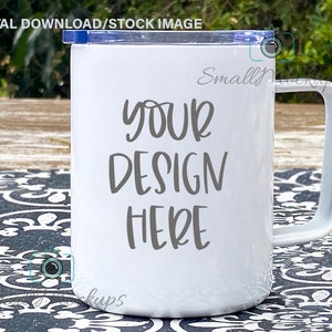 Tazza da viaggio con coperchio mockup, tazza tumbler da 10 once, tazza da campo in acciaio inossidabile per esterni MOCKUP, tazza da caffè isolata con rivestimento bianco con maniglia, POD