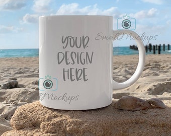 Strand Becher Mockup, im Freien Sommer 11oz weißen Becher, Produkt Mockup am Meer, draußen Sonne KaffeeBecher Mockup, Tasse Mockup