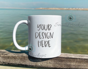 Rustikaler Strandbecher Mockup Hintergrund, Produkt Mockup am Meer, Outdoor Sommer 11oz weiße Tasse, Außen Sonne Kaffeetasse Mockup, Tasse Mockup