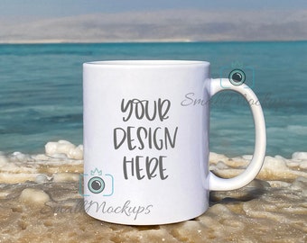 Strandtasse Mockup Hintergrund, Produkt Mockup am Meer, Outdoor Sommer 11oz weiße Tasse, Außen Sonne Kaffee Tasse Mockup, Tasse Mockup