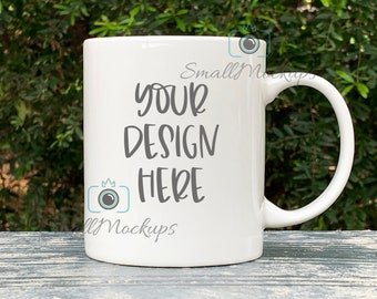 Fuera blanco taza mockup, producto mockup, al aire libre 11oz taza, jardín rustic café taza mockup, cup mockup, styled Stock Photography
