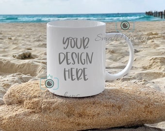Weiße Tasse Mockup Strand Hintergrund, Produkt Mockup am Meer, Outdoor Sommer 11oz Tasse, Außen Sonne Kaffee Tasse Mockup, Tasse Mockup
