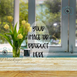Peut inclure: Un plan de travail en bois clair avec un arrière-plan flou d'une fenêtre avec des fleurs jaunes dans un vase. Le texte "YOUR IMAGE OR PRODUCT HERE" est écrit dans un cercle blanc.