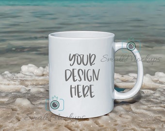 Sea Salt Beach Mug Mockup Hintergrund, Produkt Mockup Am Strand, Outdoor Sommer 11oz weiße Tasse, Außen Sonne Kaffeetasse Mockup, Tasse Mockup