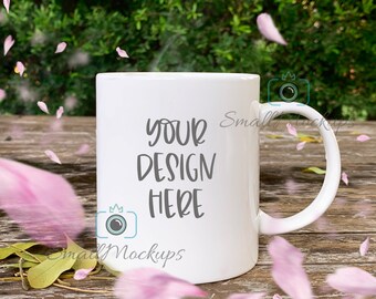 Mockup de la taza de café romántico, 11oz taza de maqueta, mockup de la taza blanca, mockup de la taza del café del verano, fotografía de la acción de estilo, foto de la taza rústica al aire libre