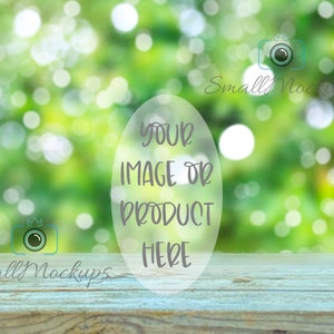 Könnte beinhalten: Eine Holztischplatte mit einem verschwommenen grünen Hintergrund aus Bokeh-Lichtern. Der Text "YOUR IMAGE OR PRODUCT HERE" befindet sich in einem weißen Kreis auf dem Tisch.