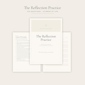 Peut inclure: Un ensemble de pages imprimées intitulé The Reflection Practice, proposant 250 questions sur 18 domaines de la vie. La page de couverture affiche le titre, le sous-titre et la citation, The unexamined life is not worth living, en texte sombre.